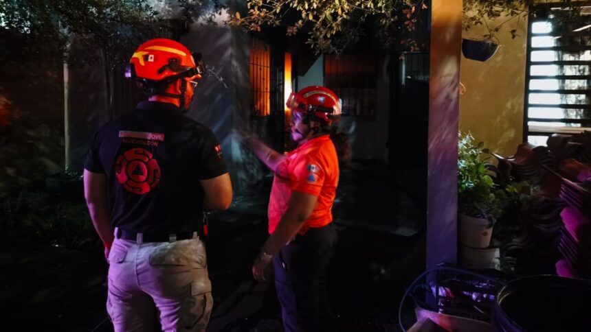 Incendio consume vivienda de dos plantas en la colonia Villa Luz en Juárez