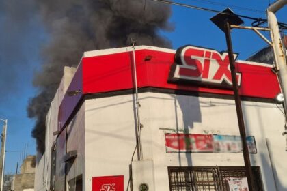 Incendio en la planta alta de un Tecate Six moviliza a Bomberos en Apodaca