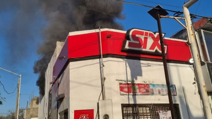 Incendio en la planta alta de un Tecate Six moviliza a Bomberos en Apodaca
