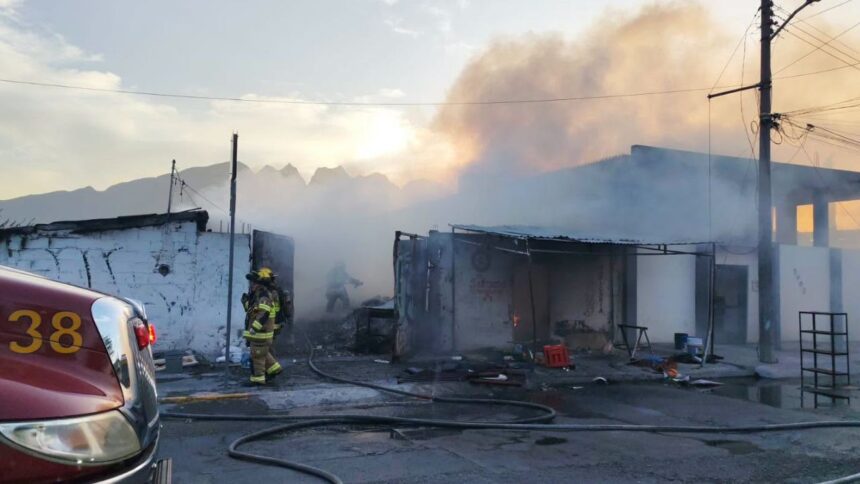 Incendio en inmueble abandonado en la colonia La Esperanza en Monterrey