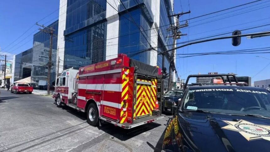Incendio en oficinas del SAT en el Centro de Monterrey obliga a evacuar a 209 personas