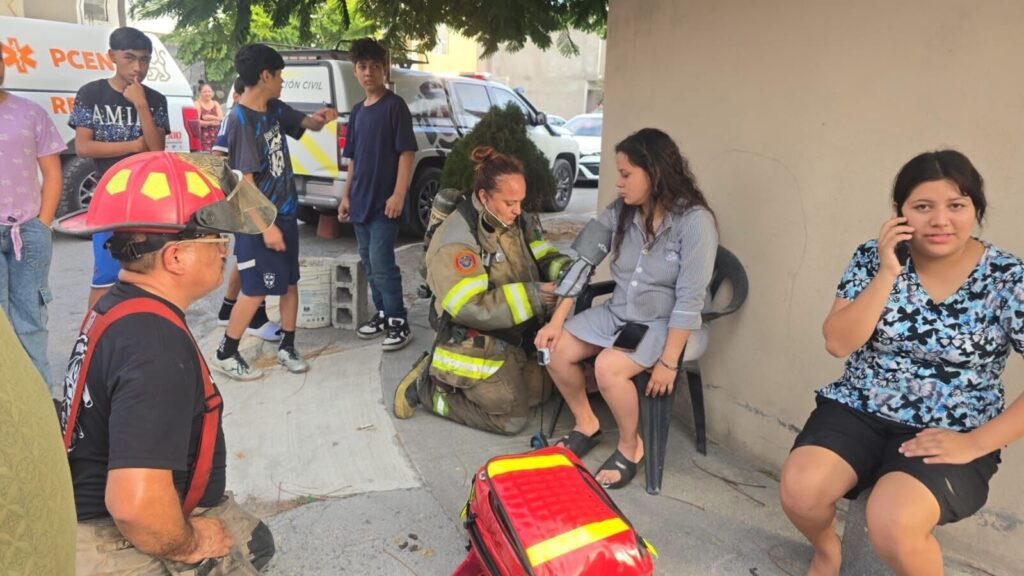 Incendio en terreno baldío afecta vivienda en Santa Catarina