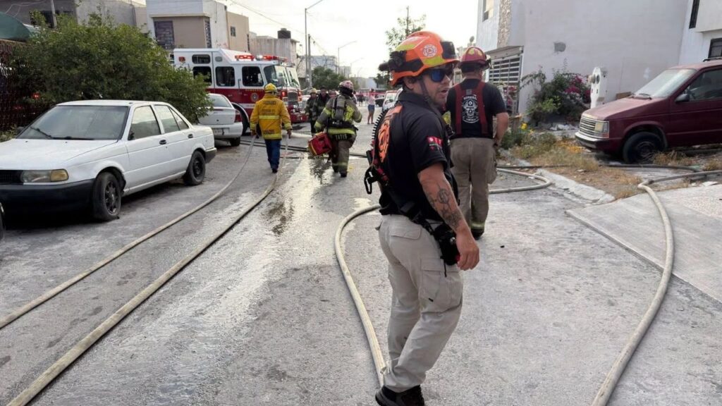 Incendio en terreno baldío afecta vivienda en Santa Catarina