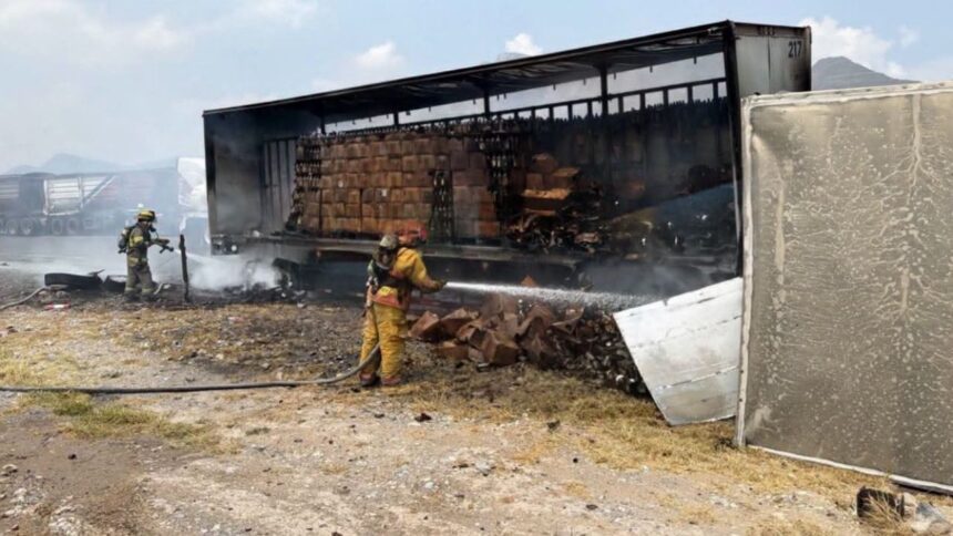 Se incendia tráiler con cerveza en carretera a Saltillo en Santa Catarina