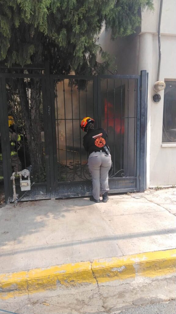 Incendio en vivienda moviliza cuerpos de auxilio en colonia María Luisa en Monterrey