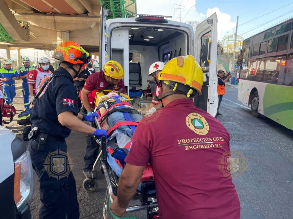 Mujer lesionada al caer desde estación Sendero del Metro en Escobedo