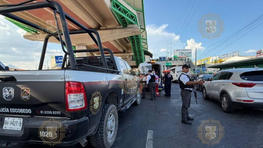 Mujer lesionada al caer desde estación Sendero del Metro en Escobedo