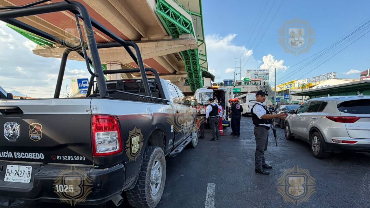 Mujer lesionada al caer desde estación Sendero del Metro en Escobedo