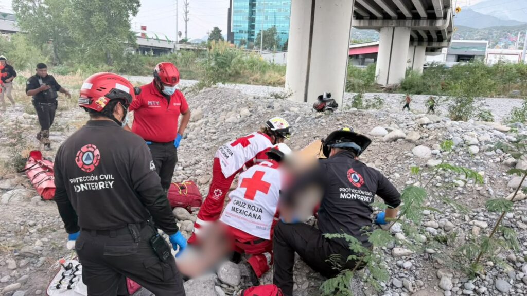 Motociclista cae del Puente Zaragoza al río Santa Catarina en Monterrey