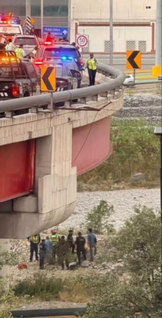 Motociclista cae del Puente Zaragoza al río Santa Catarina en Monterrey