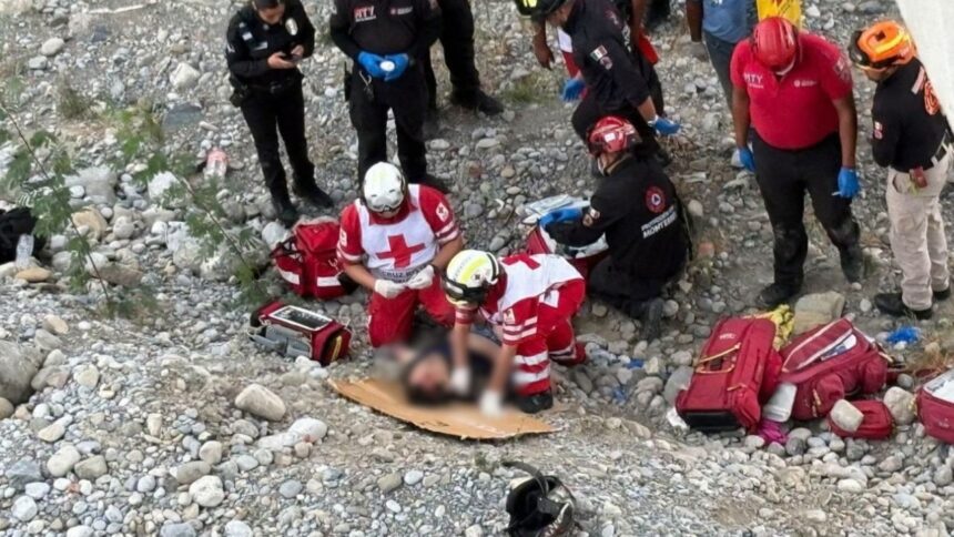 Motociclista cae del Puente Zaragoza al río Santa Catarina en Monterrey