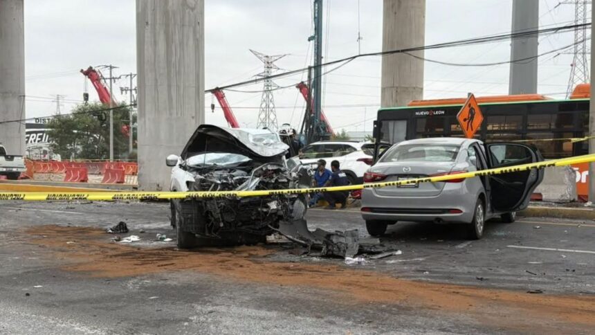 Muere automovilista tras chocar contra columna del Metro en Apodaca