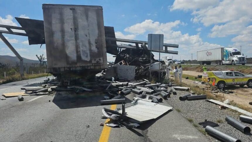 Muere conductor prensado tras incendio de tráiler en Galeana