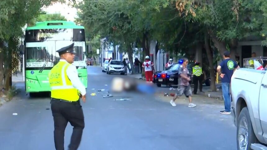 Muere motociclista al chocar contra camión de la Ruta 234 en el Centro de Monterrey