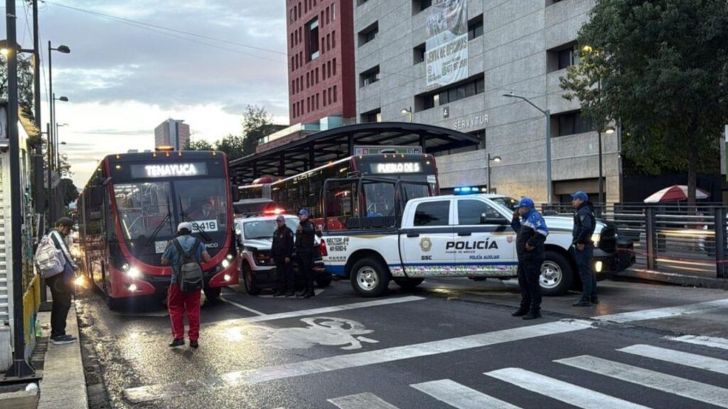 Muere mujer tras ser arrollada por Metrobús de la estación Balderas de la Línea 3 en CDMX
