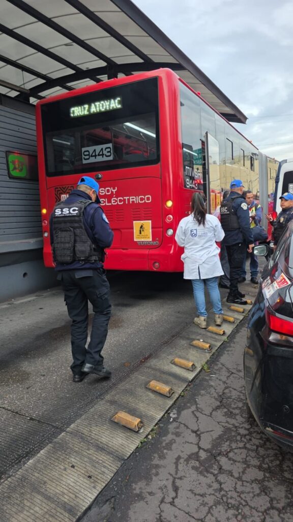 Muere mujer tras ser arrollada por Metrobús de la estación Balderas de la Línea 3 en CDMX