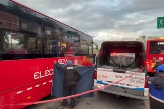Muere mujer tras ser arrollada por Metrobús de la estación Balderas de la Línea 3 en CDMX