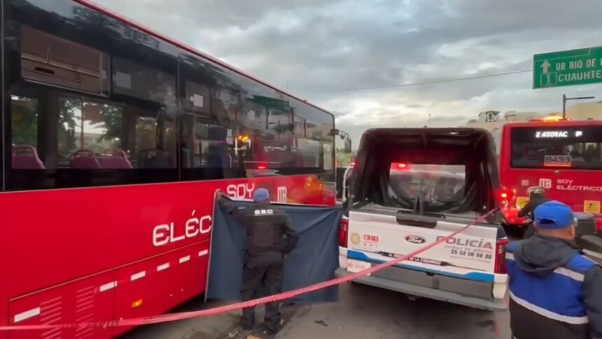 Muere mujer tras ser arrollada por Metrobús de la estación Balderas de la Línea 3 en CDMX
