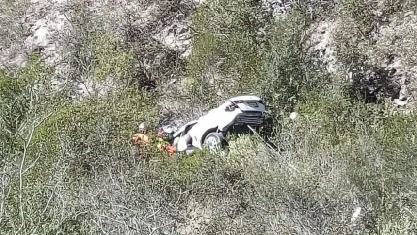 Muere una persona tras caer vehículo a barranco en Iturbide