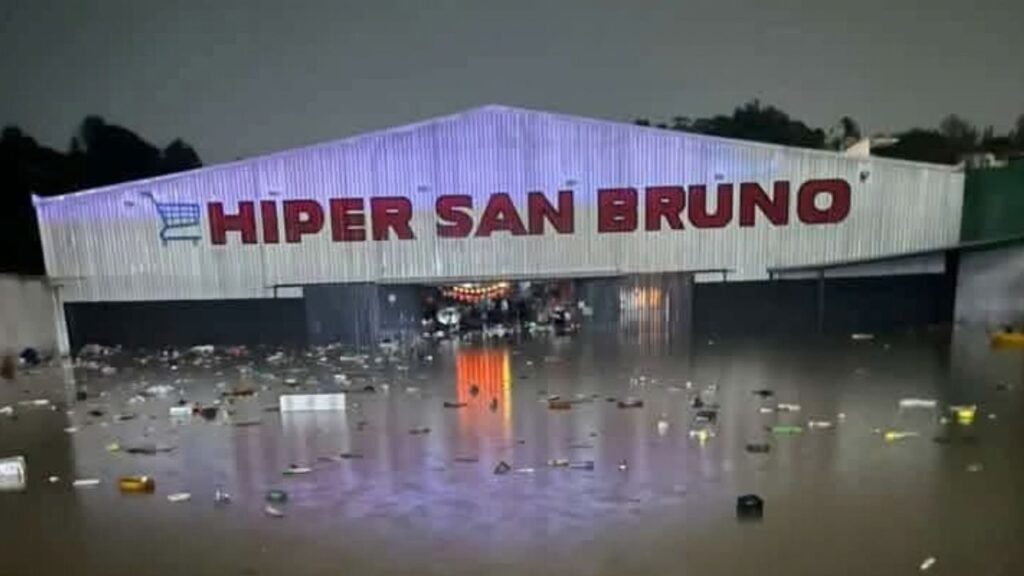 Muere trabajadora tras quedar atrapada en inundación de Xalapa