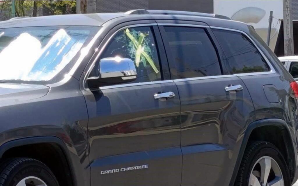 Mujer daña vehículos con machete y causa caos en Guadalupe