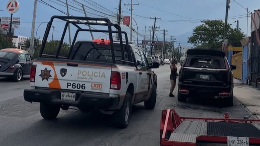 Mujer daña vehículos con machete y causa caos en Guadalupe