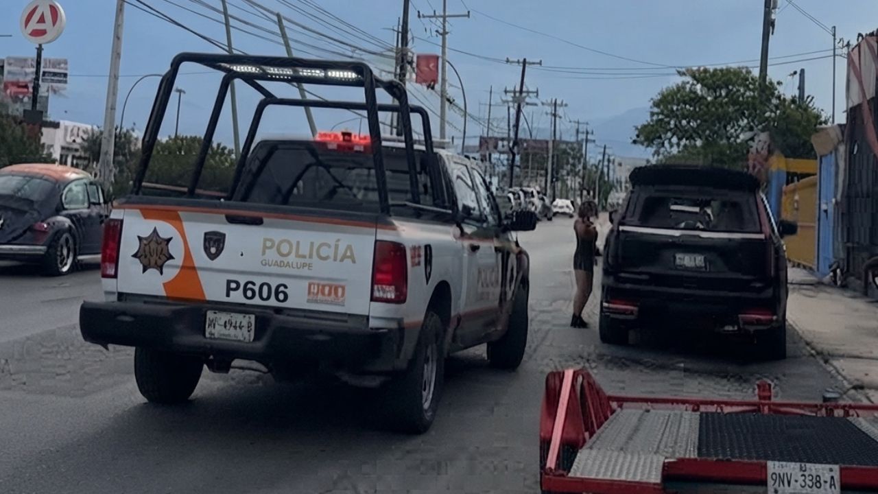 Mujer daña vehículos con machete y causa caos en Guadalupe
