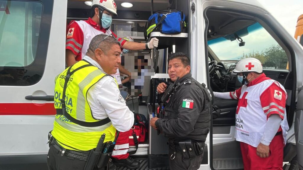 Niña de 10 años lesionada al caer de transporte escolar en Monterrey