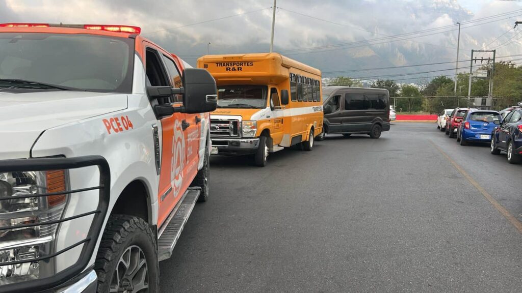 Niña de 10 años lesionada al caer de transporte escolar en Monterrey