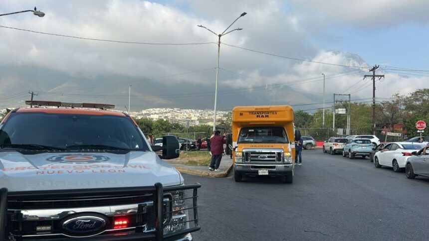 Niña de 10 años lesionada al caer de transporte escolar en Monterrey