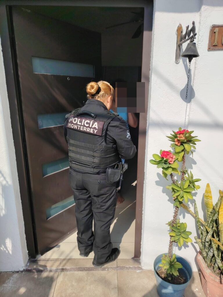Policía de Monterrey localiza a niña de 5 años caminando sola en calles de la colonia Narvarte