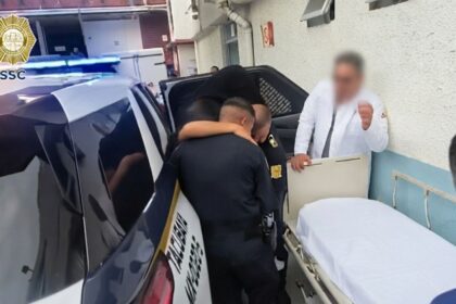 Policías de la SSC auxilian a mujer en labor de parto y reciben a bebé dentro de patrulla en CDMX