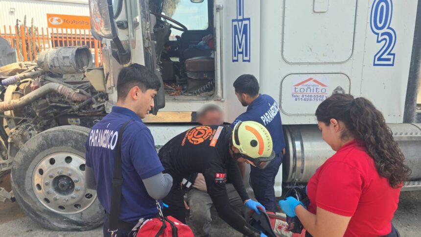 Semivuelca tractocamión y deja conductor lesionado en Apodaca