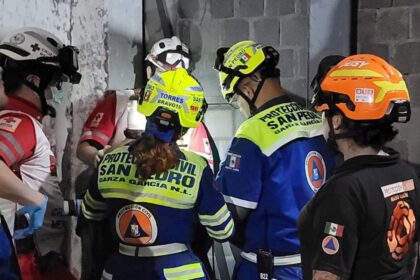 Caen dos trabajadores de un andamio en San Pedro; uno es hospitalizado