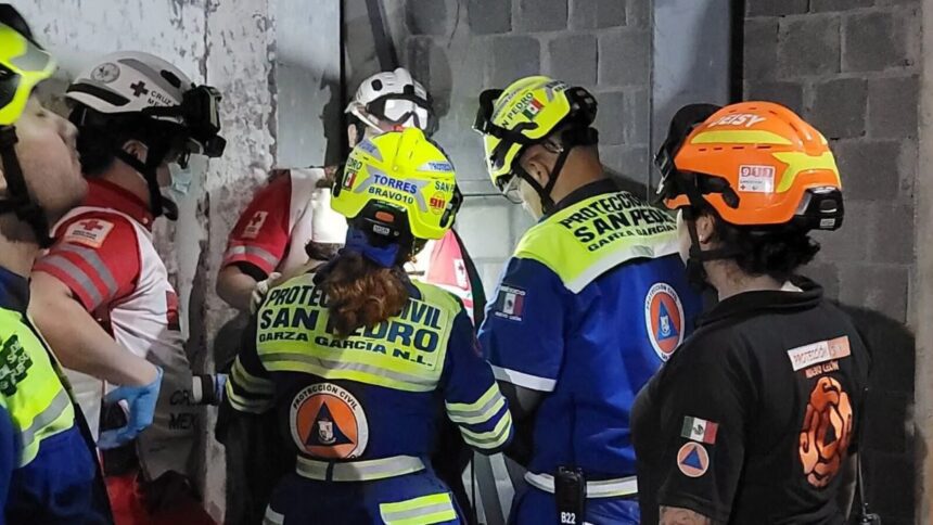 Caen dos trabajadores de un andamio en San Pedro; uno es hospitalizado
