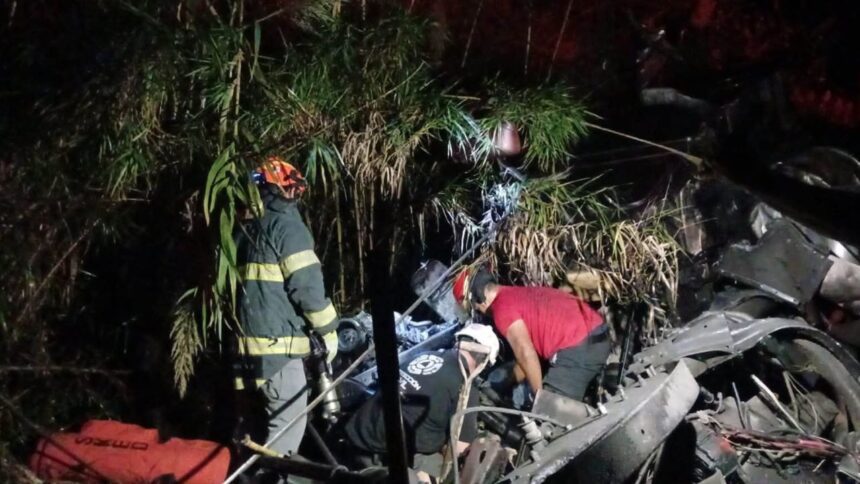 Tráiler cae a río en Cadereyta; fallece un tripulante y otro resultado lesionado