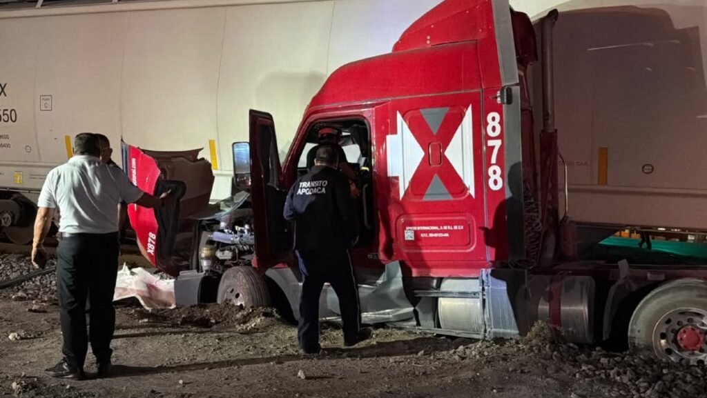 Tráiler choca contra tren y deja conductor lesionado dentro de las instalaciones de Intermex Industrial Campus Apodaca