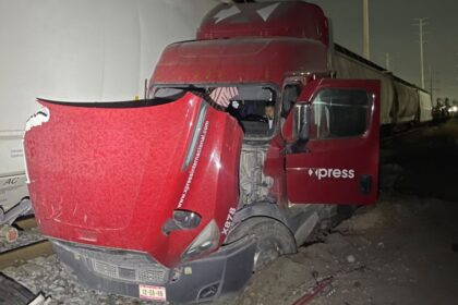 Tráiler choca contra tren y deja conductor lesionado dentro de las instalaciones de Intermex Industrial Campus Apodaca
