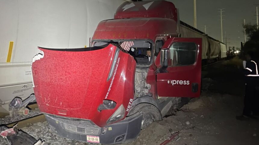 Tráiler choca contra tren y deja conductor lesionado dentro de las instalaciones de Intermex Industrial Campus Apodaca