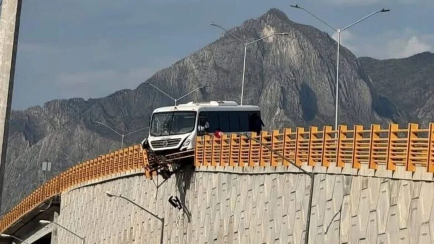 Transporte de personal choca contra barandal de protección de un paso a desnivel en García