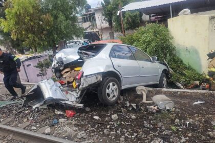 Tren embiste auto en Ecatepec; conductor resulta lesionado