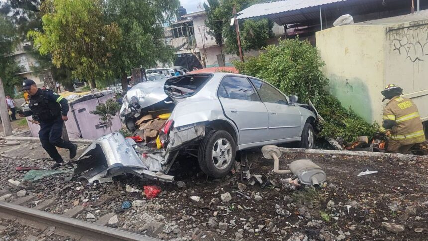 Tren embiste auto en Ecatepec; conductor resulta lesionado