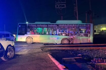 Tren impacta a camión de la Ruta 219 en Apodaca