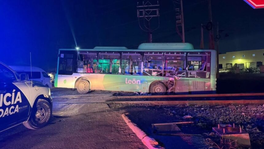 Tren impacta a camión de la Ruta 219 en Apodaca