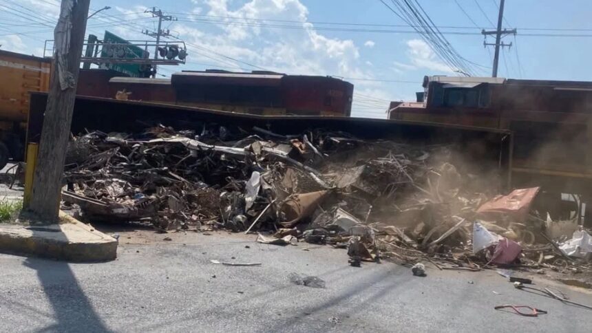 Tren impacta segundo remolque de tráiler y provoca volcadura en Av. Las Américas en Guadalupe
