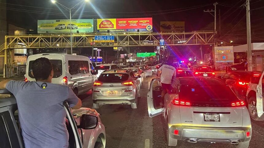 Vecinos de la colonia Sierra Ventana bloquean Garza Sada por falta de luz en Monterrey