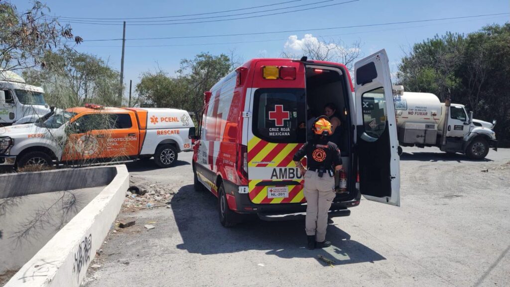 Cae y vuelca en drenaje pluvial en Santa Catarina; dos personas lesionadas