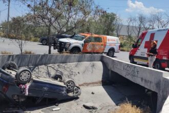 Cae y vuelca en drenaje pluvial en Santa Catarina; dos personas lesionadas