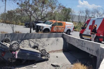 Cae y vuelca en drenaje pluvial en Santa Catarina; dos personas lesionadas