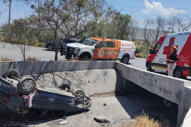 Cae y vuelca en drenaje pluvial en Santa Catarina; dos personas lesionadas